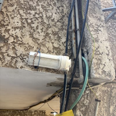 צינורות וחיבורים על קיר חיצוני