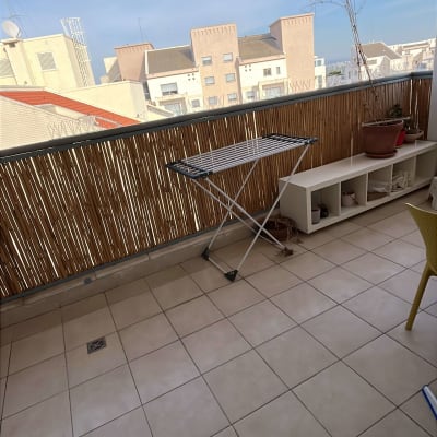 מרפסת עם מתלה כביסה וצמחים