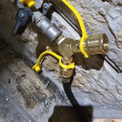 שסתום גז עם צינור מחובר וידית צהובה