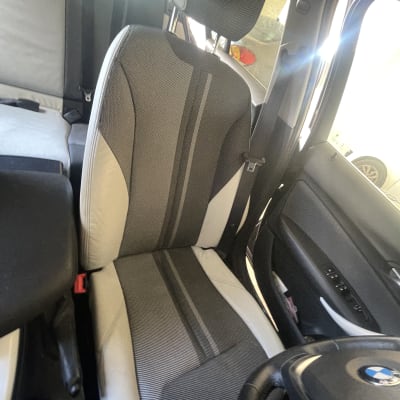 מושב רכב עם ריפוד בד אפור כהה