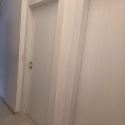 שתי דלתות לבנות במסדרון פנימי