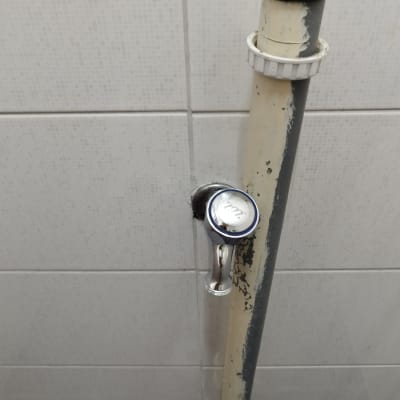 ברז מים מחובר לצינור פלסטיק על קיר