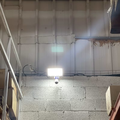 תאורה תעשייתית מותקנת על קיר בטון במחסן