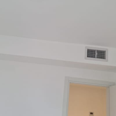 קיר גבס עם פתח אוורור ותקרה לבנה