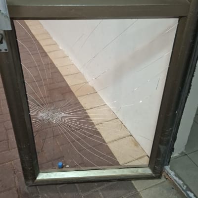 דלת זכוכית עם סדק גדול במרכז