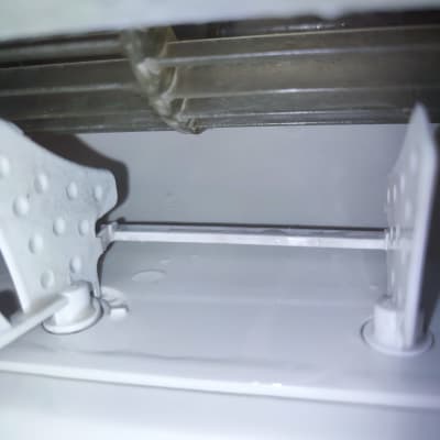 חלק פנימי של מזגן עם רכיבים מתכתיים ולבנים