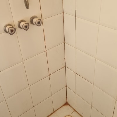 חיבורי אריחים עם איטום בלוי במקלחת