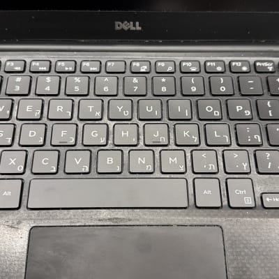 מקלדת מחשב נייד עם מקשים באנגלית ועברית