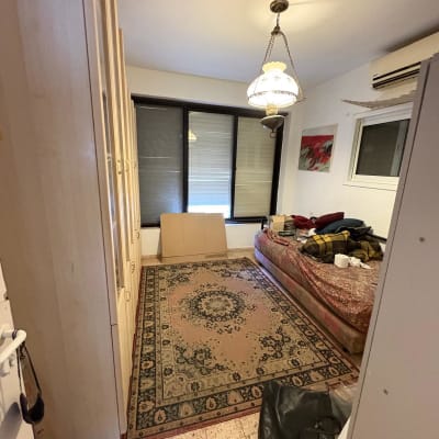 חדר עם שטיח, ספה וארון בגדים