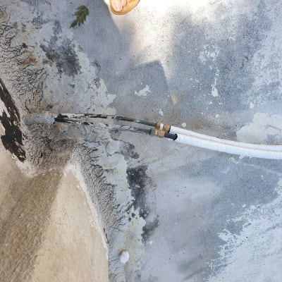 צינורות מחוברים לדוד שמש על גג בטון