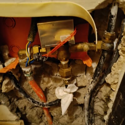 צנרת מים עם חיבורים ותיבת מתכת