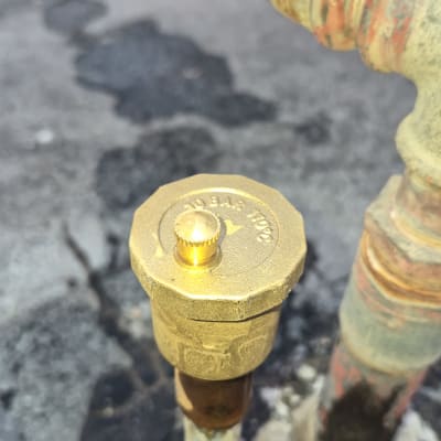 שסתום פריקת אוויר אוטומטי מותקן על צנרת מערכת סולארית