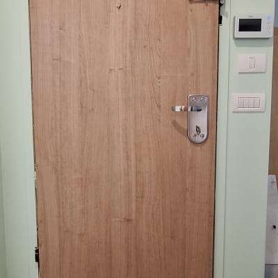 דלת עץ עם מנעול ובריח מתכת