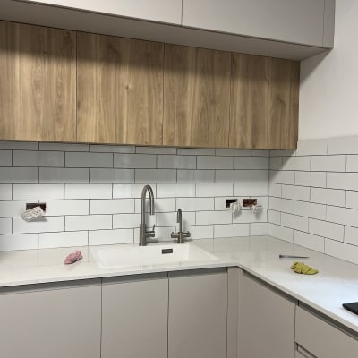 מטבח חדש עם ארונות עץ וכיור מותקן