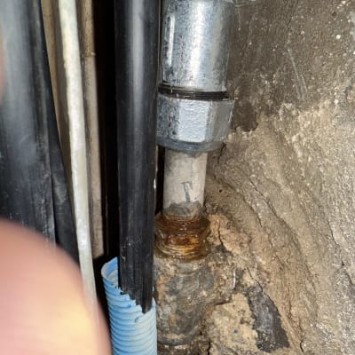 צינורות וחיבורים בקיר, עבודה של אינסטלטור