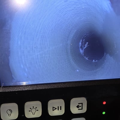 צילום מסך של צינור עם תצוגת מצלמה