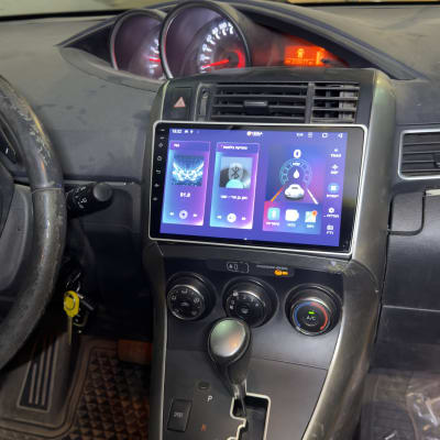 מערכת מולטימדיה ברכב עם מסך מגע