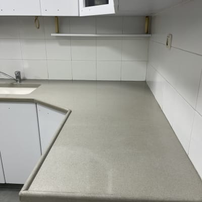 משטח עבודה נקי במטבח עם ארונות לבנים