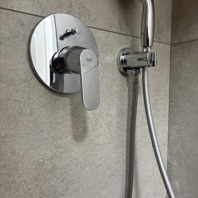 ברז ומקלחת בחדר אמבטיה