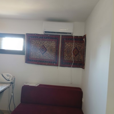 מזגן מותקן על קיר לבן בחדר