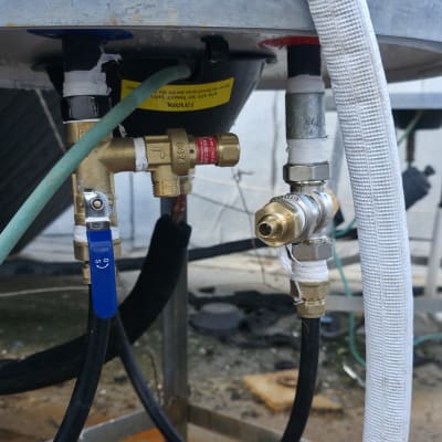 חיבורים וצינורות של דוד שמש