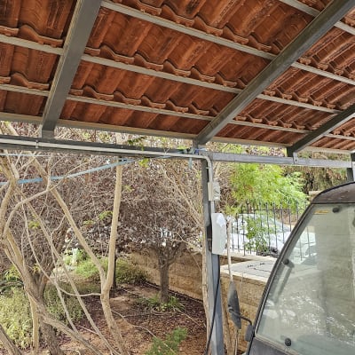 עמדת טעינה לרכב חשמלי מתחת לגג רעפים