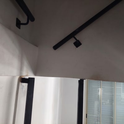 מעקה מתכת שחור על קיר לבן