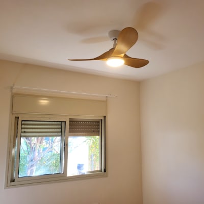 מאוורר תקרה עם תאורה דולקת בחדר