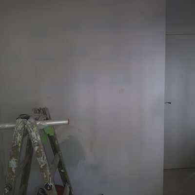 סולם, דלי צבע וכלי עבודה לצביעת קיר