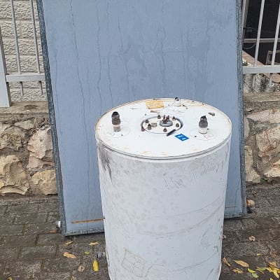 דוד שמש לבן עם צינורות על מדרכה