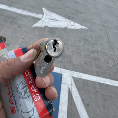 יד מחזיקה צילינדר מנעול עם אריזה