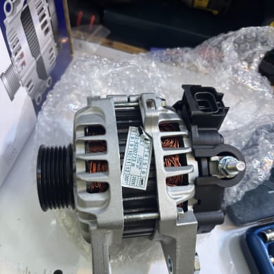 אלטרנטור לרכב עם חוטי נחושת גלויים