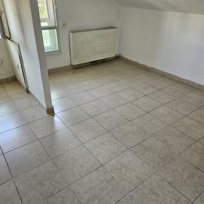 רצפה נקייה בחדר ריק עם חלון ורדיאטור