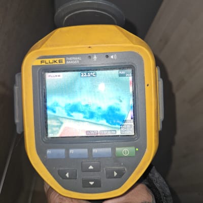 מד חום תרמי מציג טמפרטורה על מסך