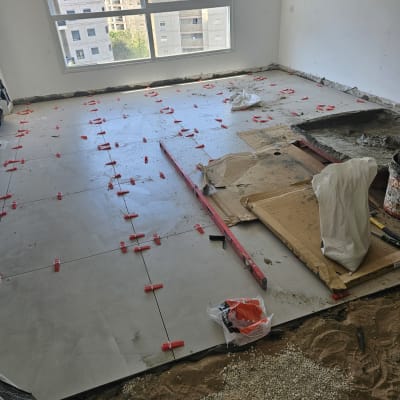 ריצוף חדש עם מרווחים, כלים וחומרים על הרצפה