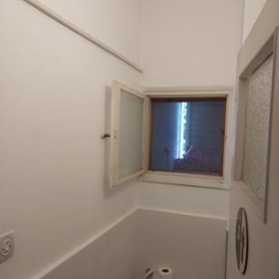 קירות צבועים בלבן בחדר שירותים קטן