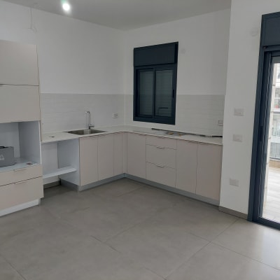 מטבח נקי עם ארונות וכיור