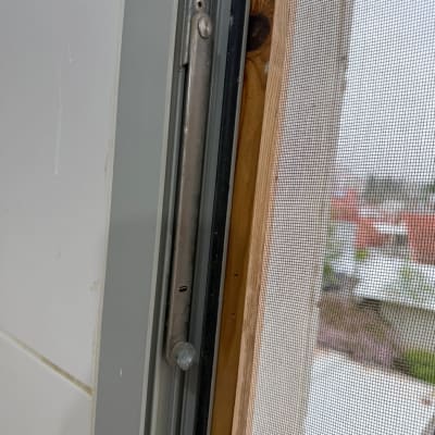 מסגרת חלון עם רשת ומנגנון נעילה