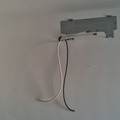 תושבת מתכת לקיר עם צינורות מיזוג אוויר