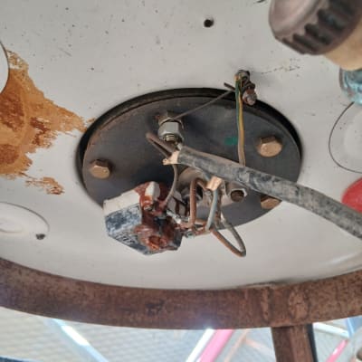 חלק תחתון של דוד שמש עם חיבורים וחלודה