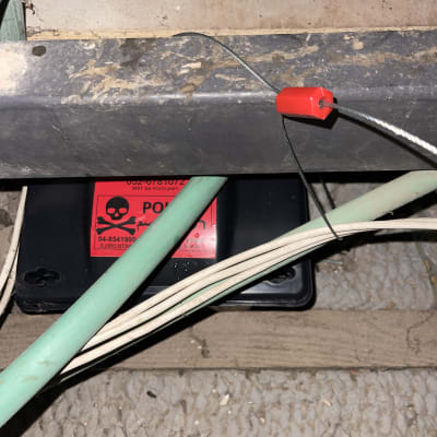 קופסת רעל עם סימן גולגולת ואזהרה