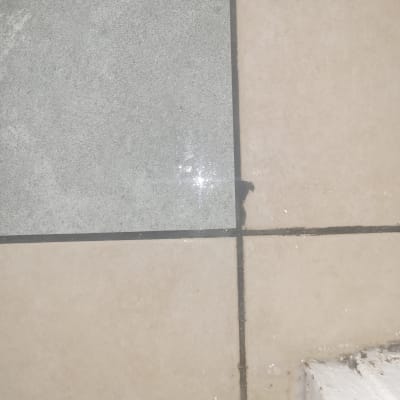 אריחים עם רובה בין חיבורים בתהליך שיפוץ