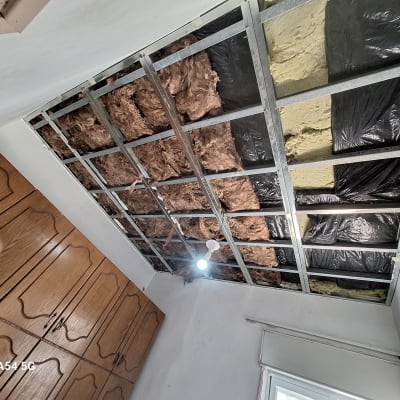 תקרת גבס עם בידוד וחומרים שונים