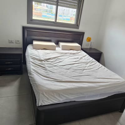 חדר שינה עם מיטה זוגית ושתי כריות