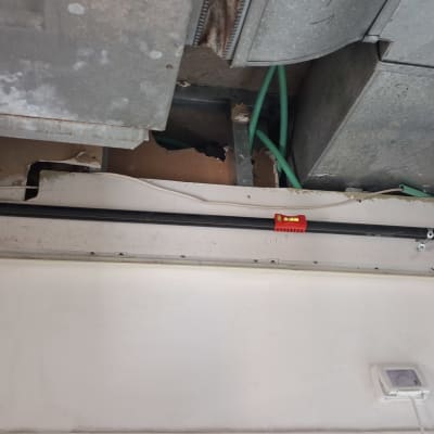 צינור ותקרה פתוחה עם חיבורים וכלים