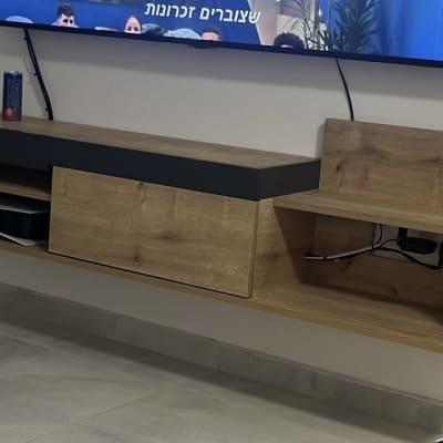 ארונית עץ תלויה עם כבלים ומכשירים חשמליים