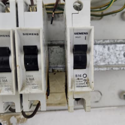 מפסקי חשמל של סימנס עם חוטים חשופים