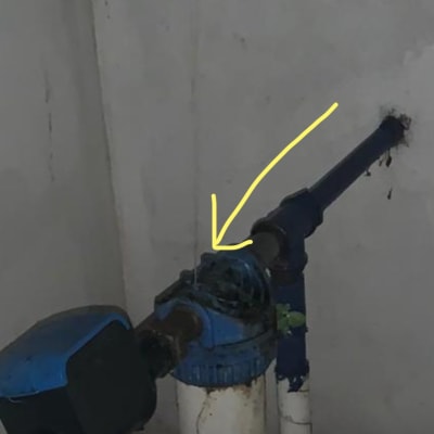 צנרת עם חיבורי מים וקיר