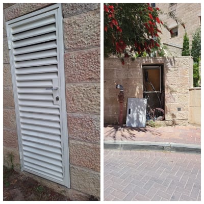 דלת מתכת עם תריסים על קיר אבן