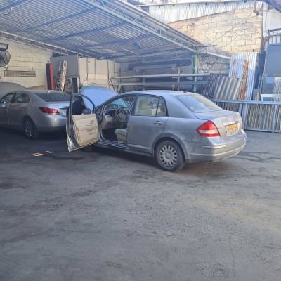 שני רכבים במוסך עם דלתות פתוחות